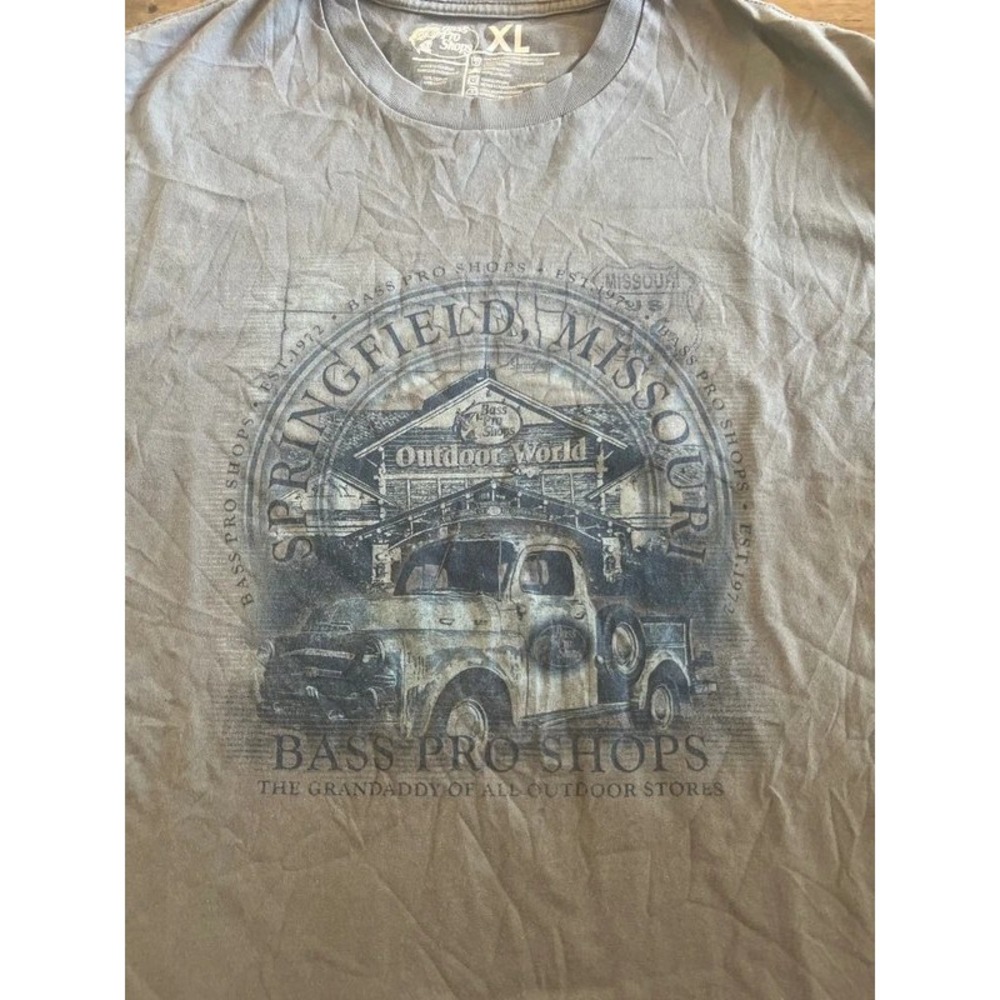 Bass Pro Shops Springfield Missouri Outdoor World Truck Graphic T-Shirt Gray XL